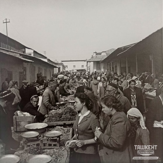 Toshkent shahrida joylashgan "Oktyabr" bozoridagi qizg'in savdo jarayonlari. 1958-yil