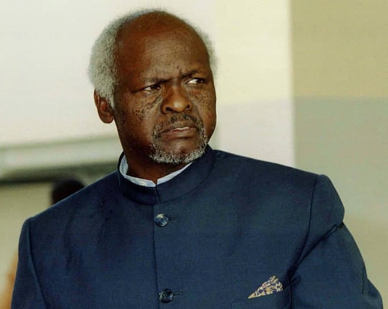 Kanaan Banana 1980-yilda saylangan Zimbabvening birinchi prezidenti. U prezidentlikka saylanganidan ikki yil o'tgach fuqarolarga uning familiyasi ustidan hazil qilishni taqiqlovchi qonunni qabul qilgan