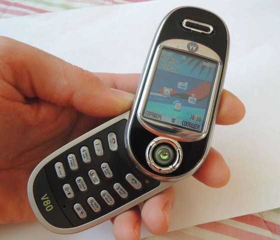 2004-yilda ishlab chiqarilgan Motorola V80, videolarni gorizontal tarzda ko'rish imkonini beruvchi birinchi telefon