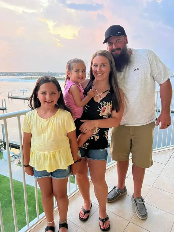 Фото: Эшли с дочерьми и супругом&nbsp;