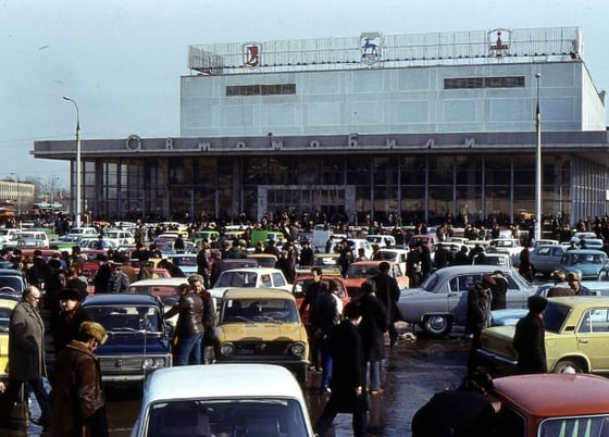 Moskvaning janubiy portidagi avtomobil do'koni, 1987-yil