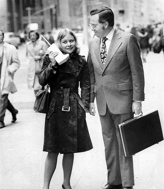 Motorola DnyaTAC mobil telefoni. Uning og'irligi 0,8 kg bo'lib, batareya quvvati 35 daqiqa davomida aloqa qilish imkonini beradi va uni zaryadlash uchun 10 soatdan ko'proq vaqt ketadi.