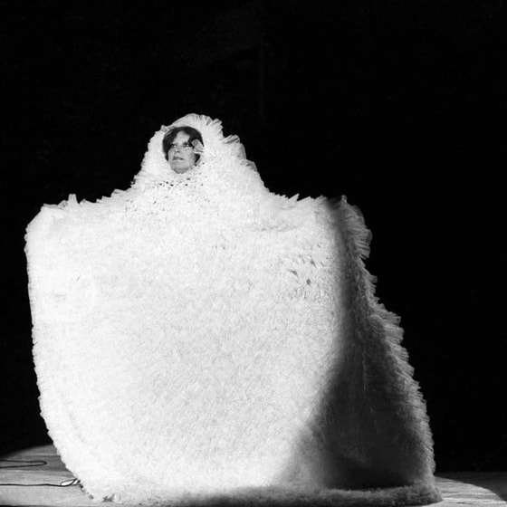 Olimpiya o'yinlari vaqtidagi konsert dasturida aysberg ko'rinishida namoyon bo'lgan Alla Pugacheva. 1984-yil