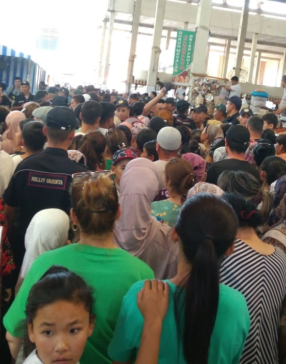 Фото: Очередь на Куйлюкском рынке / Потребитель.уз