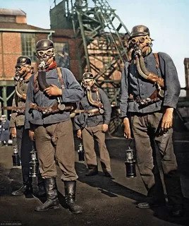 Germaniyadagi konlarning birida sodir bo'lgan portlash oqibatlarini bartaraf etish uchun yollangan guruh. Mazkur portlashda 136 kishi halok bo'lgan. 1925-yil 12-fevral