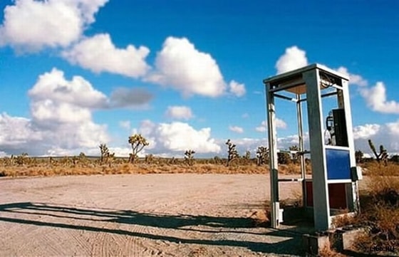 Kaliforniyaning Moxave cho'lida o'rnatilgan telefon butkasi. 1960-yil