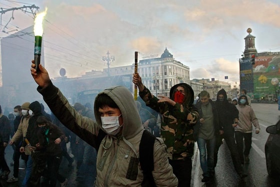 Anarxistlar tomonidan politsiya zo'ravonligiga qarshi Moskvaning Tverskaya ko'chasida o'tkazilgan norozilik namoyishlari. 2008-yil, 18-aprel