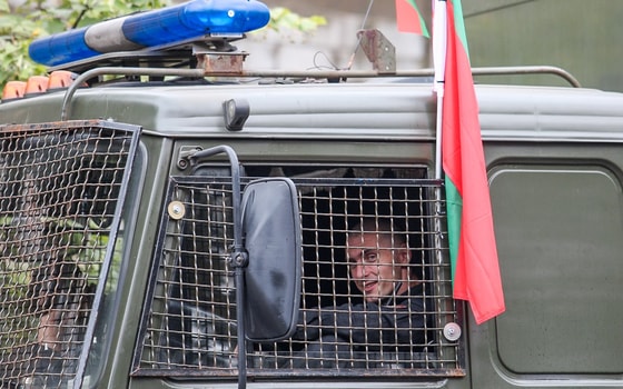 Мужчина за рулем автозака. В Минске в 18:00 должна была состояться акция около МВД, но подходы к зданию на ул. Городской вал были заранее перекрыты силовиками и спецтехникой.