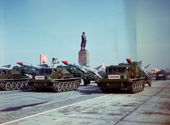 Lenin maydonidagi harbiy parad. 1970-yillarda Toshkent osmonini qo'riqlab turgan S-75, SA-75 zenit-raketa komplekslari