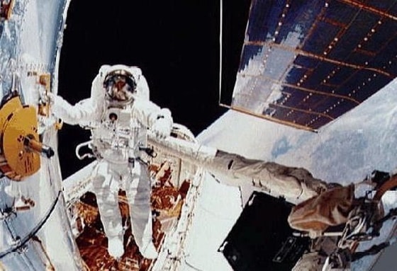 Story Musfrave Hubble teleskopini ta'mirlash jarayoni. Ta'mirlash ochiq fazoda o'tkazilgan bo'lib, bunga jami 8 soat vaqt ketgan