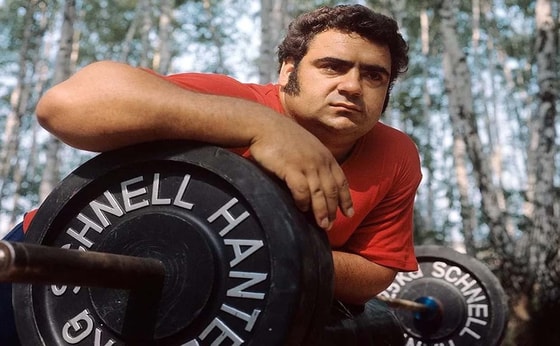 "Rus ayig'i" taxallusi bilan mashhur bo'lgan sportchi Vasiliy Alekseyev. U faoliyati davomida Vasiliy Alekseev 80 ta jahon va 81 SSSR rekordini o'rnatgan. Shuningdek, u uchta mashq yig'indisi bo'yicha joriy jahon rekordining "abadiy" sohibi - 645 kg.