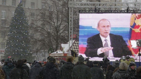 Boris Yeltsin uchun qurilgan hech qachon ishlamagan Kreml televizion markazida birinchi marta bo'lib o'tgan Putin bilan to'g'ridan-to'g'ri aloqa. 2001-yil 24-dekabr