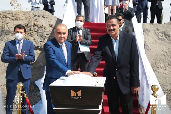 Хоким Ташкента Джахонгир Артыкходжаев и Господин Мурари Лал Джалан на церемонии закладки первого камня Международного университета Minerva.