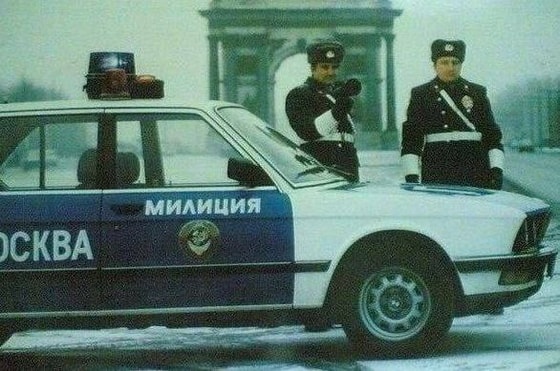 SSSR vaqtlaridagi BMW 5 seriyali E12 politsiya mashinasi. 1983-yil