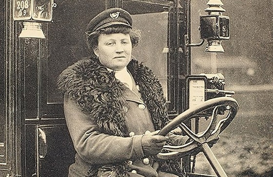 Parijdagi birinchi litsenziyaga ega taksi haydovchisi Madam Decourcelles. 1909-yil