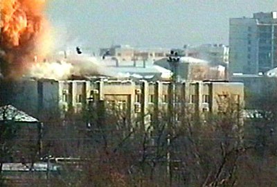 Grozniydagi hukumat uyida uyushtirilgan portlash oqibatlari. 2002-yil 27-dekabr. Portlash natijasida Checheniston hukumati binosining yuqori qavati butunlay vayron bo'ldi