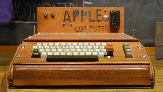 1976-yilda Stiv Voznyak tomonidan ixtiro qilingan birinchi Apple kompyuteri