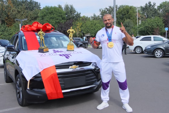 Чемпиону торжественно вручен Chevrolet Tracker от компании Xon Saroy.
