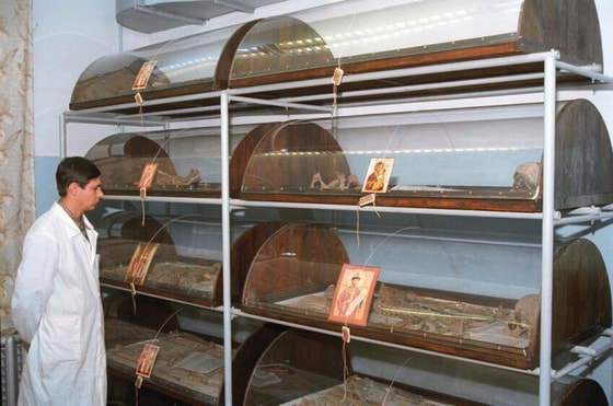 Yekaterinburgdagi qirol oilasining qoldiqlari. 1998-yil