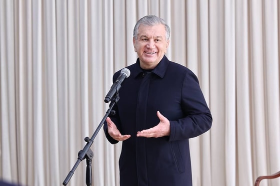 Фото: Telegram /&nbsp;Mikrofon ko‘targan ayol