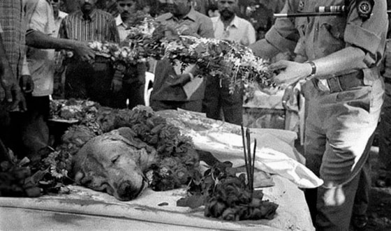 1993-yilda Mumbayda bir qancha portlashlar vaqtida minglab odamlarni hayotini qutqargan "Zanjir it"ning dafn marosimi.