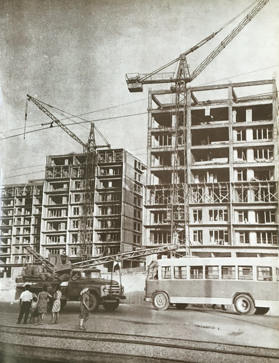 Toshkent shahrida joylashgan Muqumiy ko'chasidagi 9 qavatli binoning qurilish jarayonlari. 1967-yil