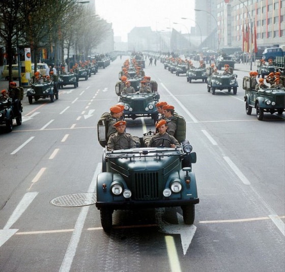 Sharqiy nemis parashyutchilari tomonidan o'tkazilgan parad jarayonlari.