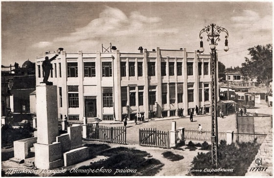 Toshkent shahrida joylashgan Taxtapul ko'chasidagi Lenin haykali, sobiq bosmaxona binosi. 1935-yil