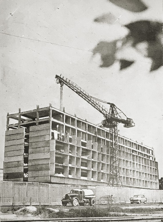 Toshkentda joylashgan Sapernaya maydonidagi "Rossiya" mehmonxonasining qurilish jarayoni. 1964-1965-yillar