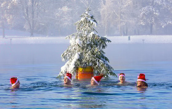 Germaniyaning Ertingen shahrida muzda cho'milish&nbsp; Foto: DPA/TASS