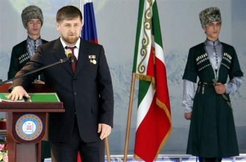 30 yoshli Ramzan Qodirovning Gudermesdagi qarorgohida Checheniston prezidenti sifati qasamyodi. 2007-yil 5-aprel