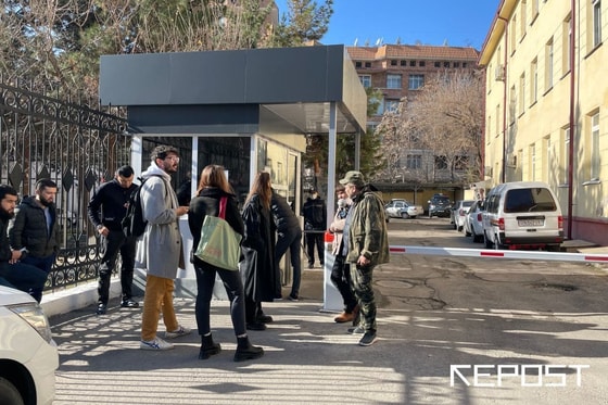 Журналисты не могут попасть в здание суда / Фото: Жасур Пулатов / Repost.uz