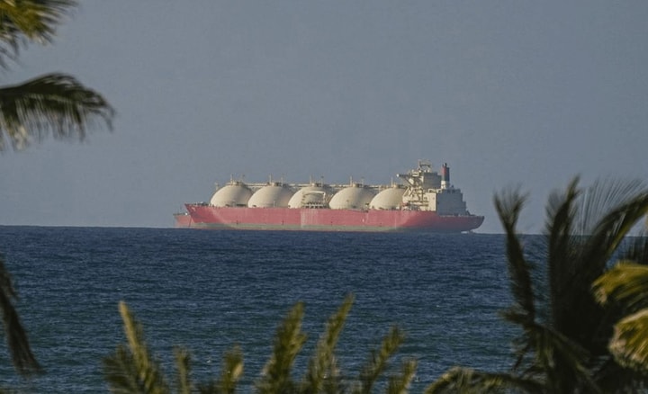 Иран спустя сутки заблокировал Ормузский пролив