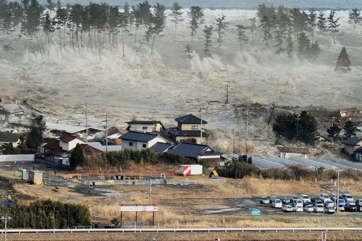 В Японии более 170 тысяч человек получили рекомендации эвакуироваться из-за цунами