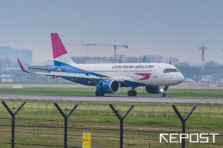 В самолет Centrum Air ударила молния