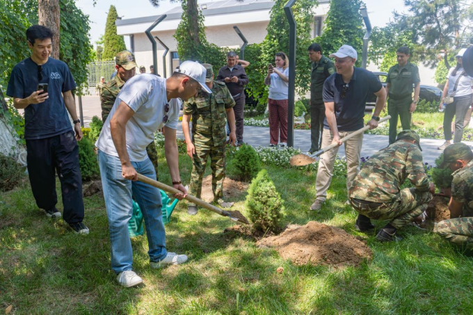 В Ташкенте высадили более 100 деревьев: бизнес подключается к решению экологических задач города