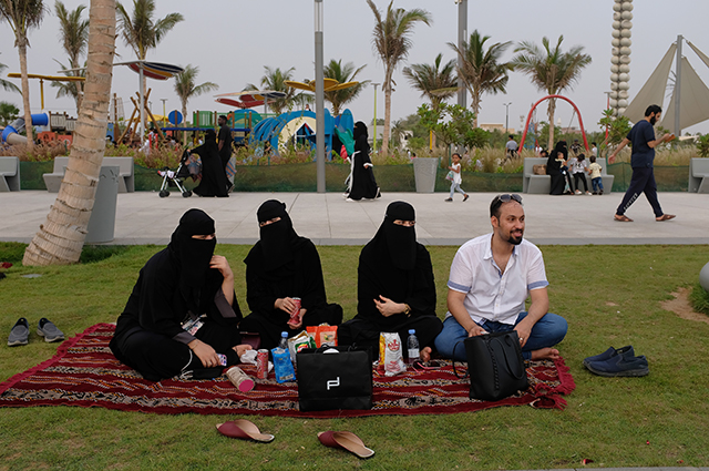 В Саудовской Аравии признали право женщины жить и путешествовать одной