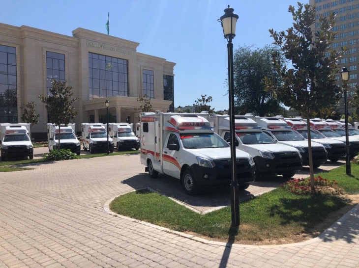В Ташкентские больницы начали поставлять новые автомобили скорой помощи