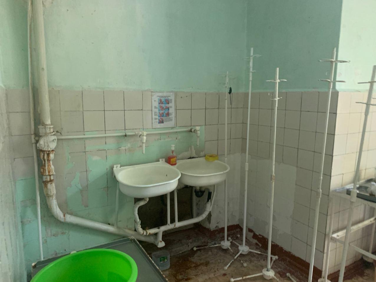 Минздрав перевел в новое здание сотрудников больницы в Янгиюле после видео о ветхом состоянии помещения