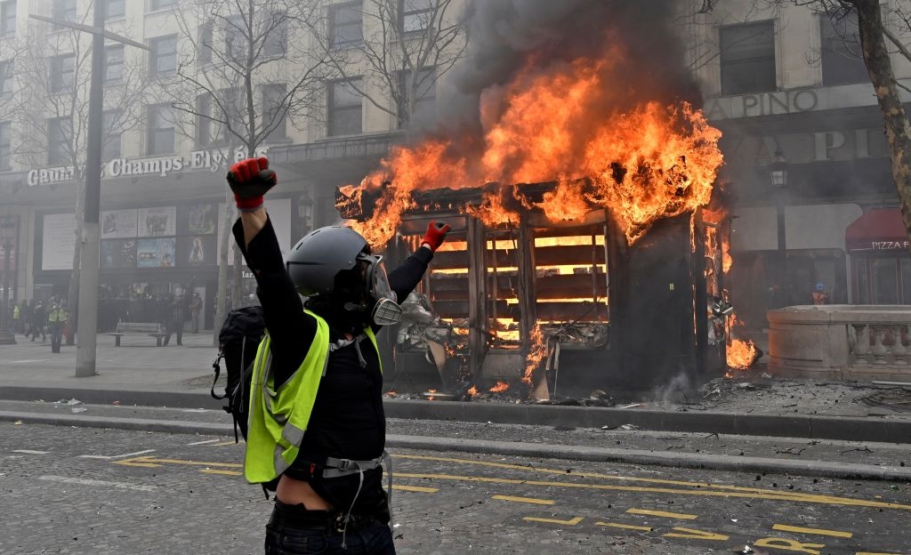 Полиция Парижа применила слезоточивый газ против бунтующих болельщиков