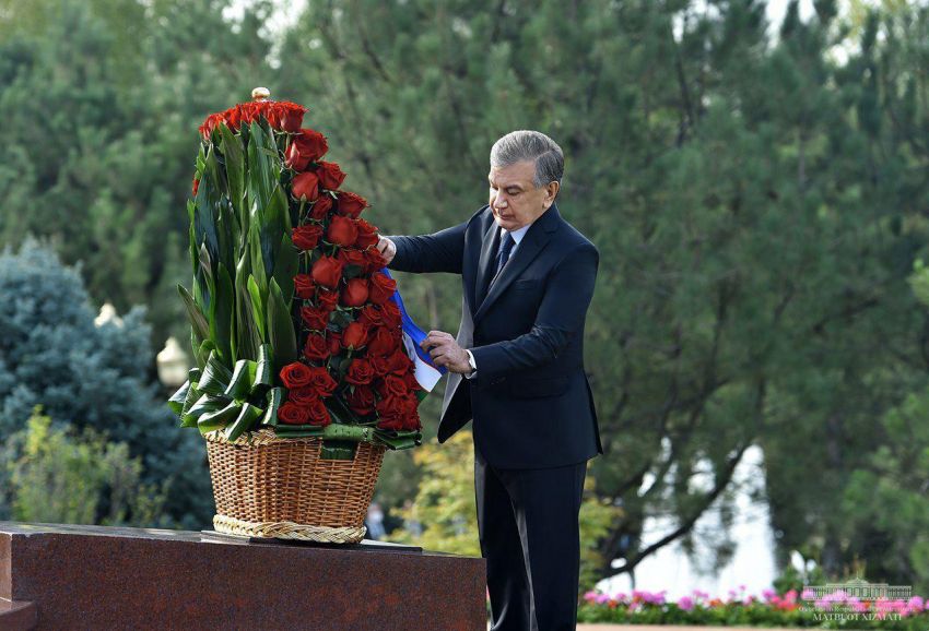 Президент возложил цветы к памятнику Ислама
Каримова