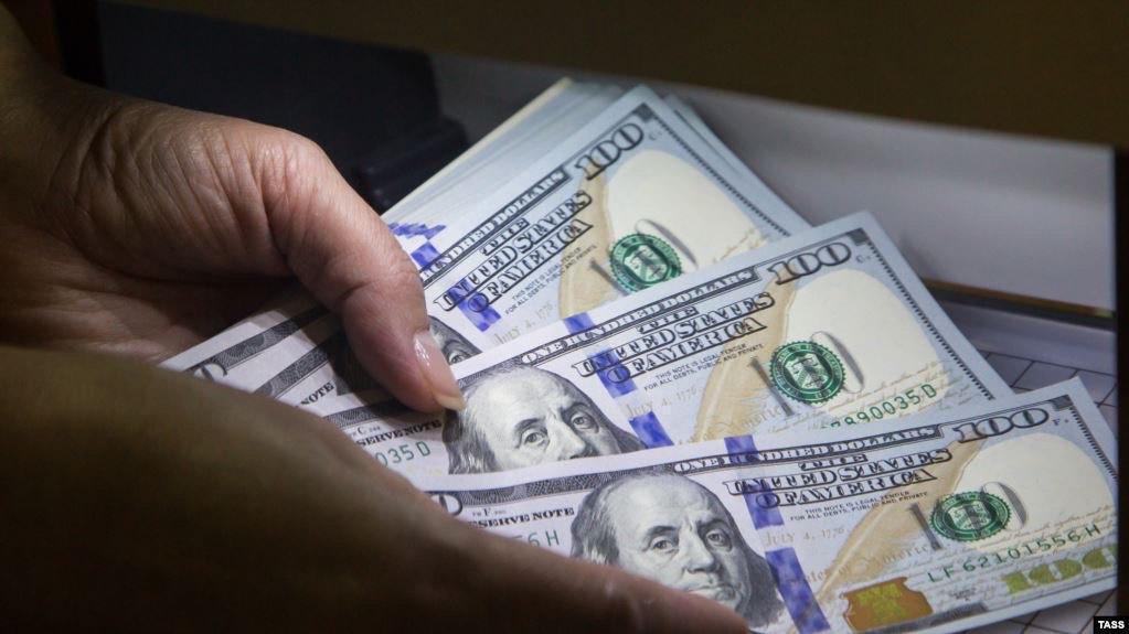 Опубликован курс валюты: доллар растет пятую неделю подряд