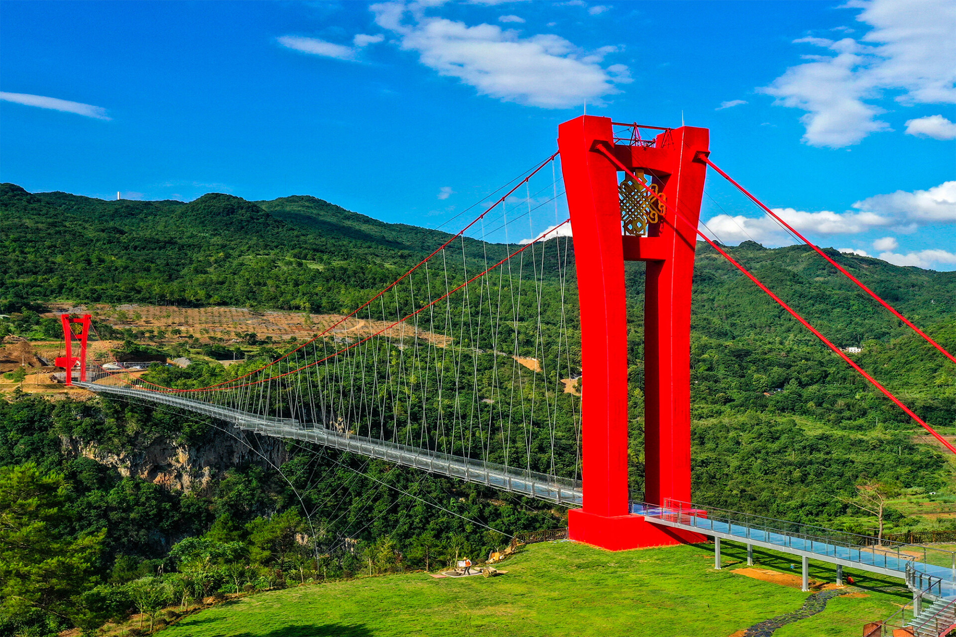 Cамый длинный в мире стеклянный мост открылся в Китае