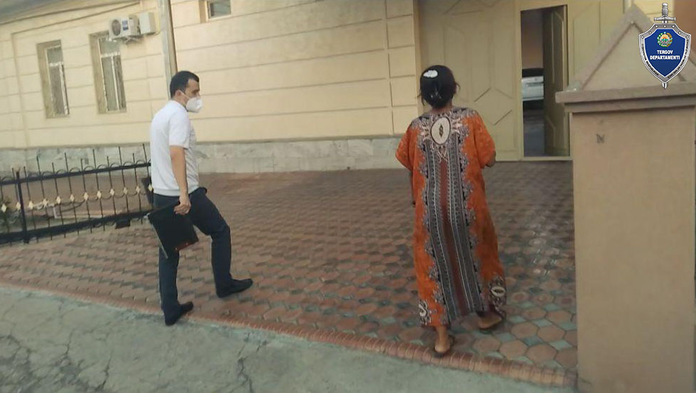 В Ташкенте женщина за четыре минуты проникла в дом и украла украшения на десятки миллионов сумов