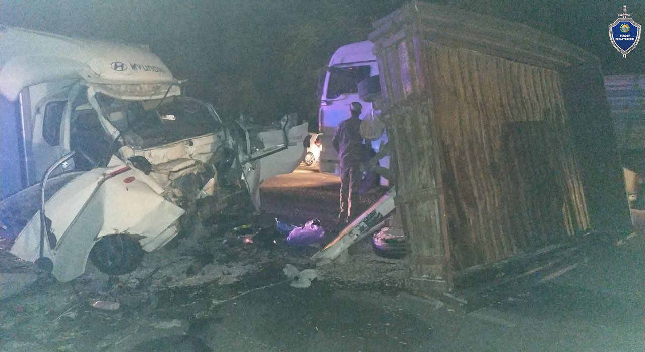В Ташкентской области грузовой автомобиль врезался в трактор: мать с пятимесячным ребенком скончались