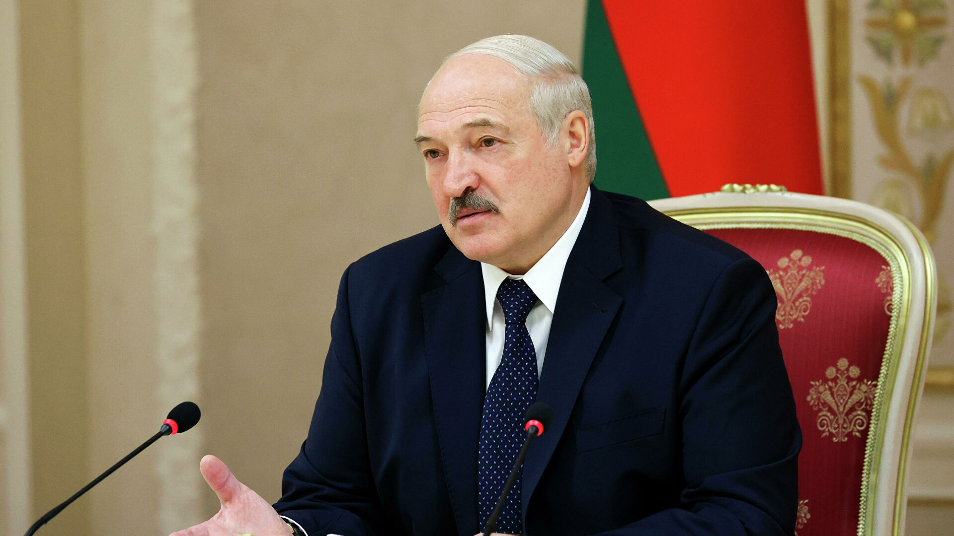 Лукашенко прокомментировал предложение Макрона уйти в отставку и посоветовал заняться своими делами