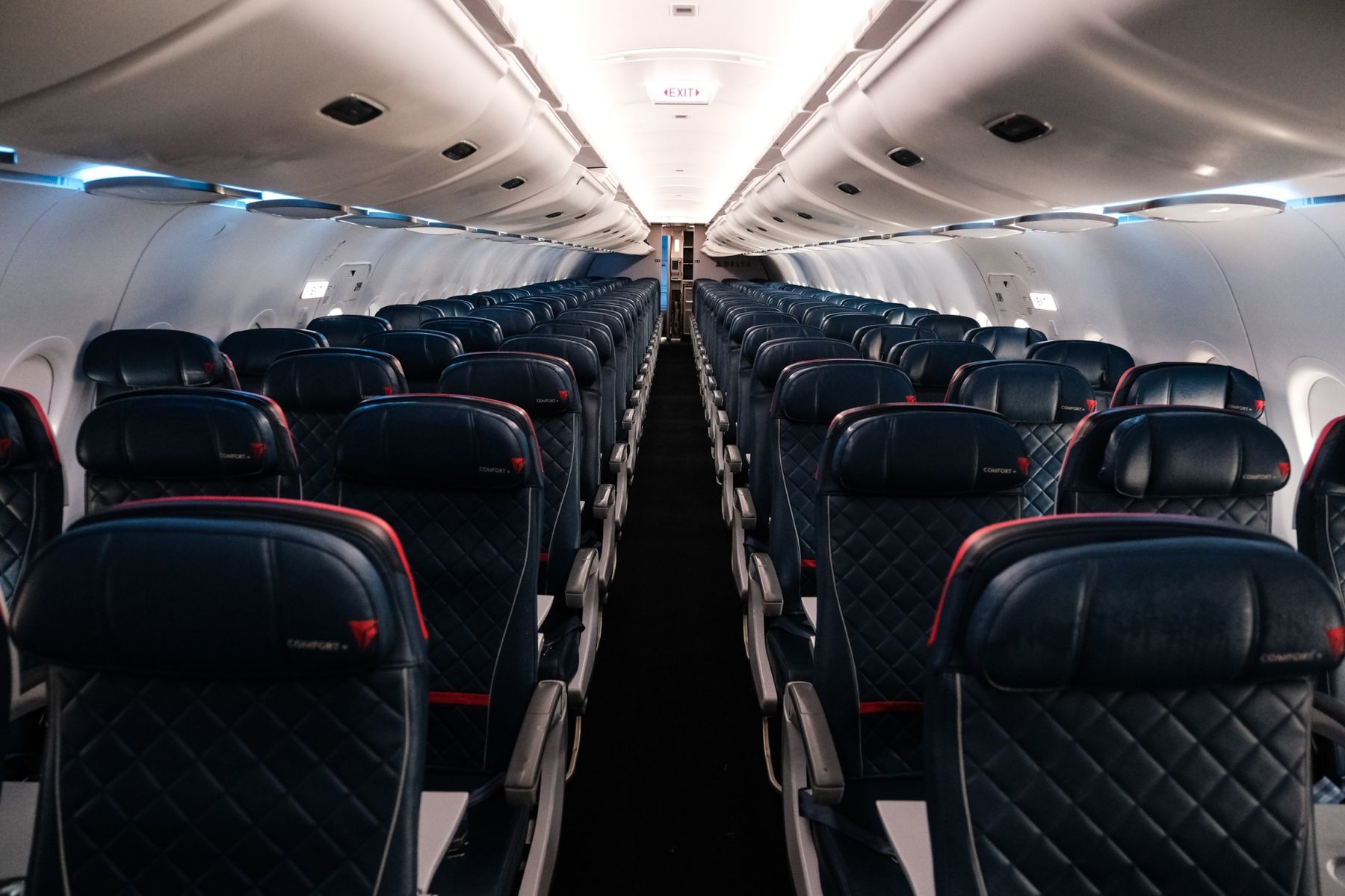 Авиакомпании оценили риск заразиться коронавирусом в самолете