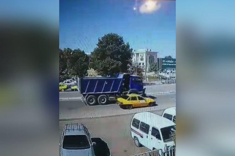 В Сурхандарьинской области пешеходы переходили дорогу и попали под грузовик