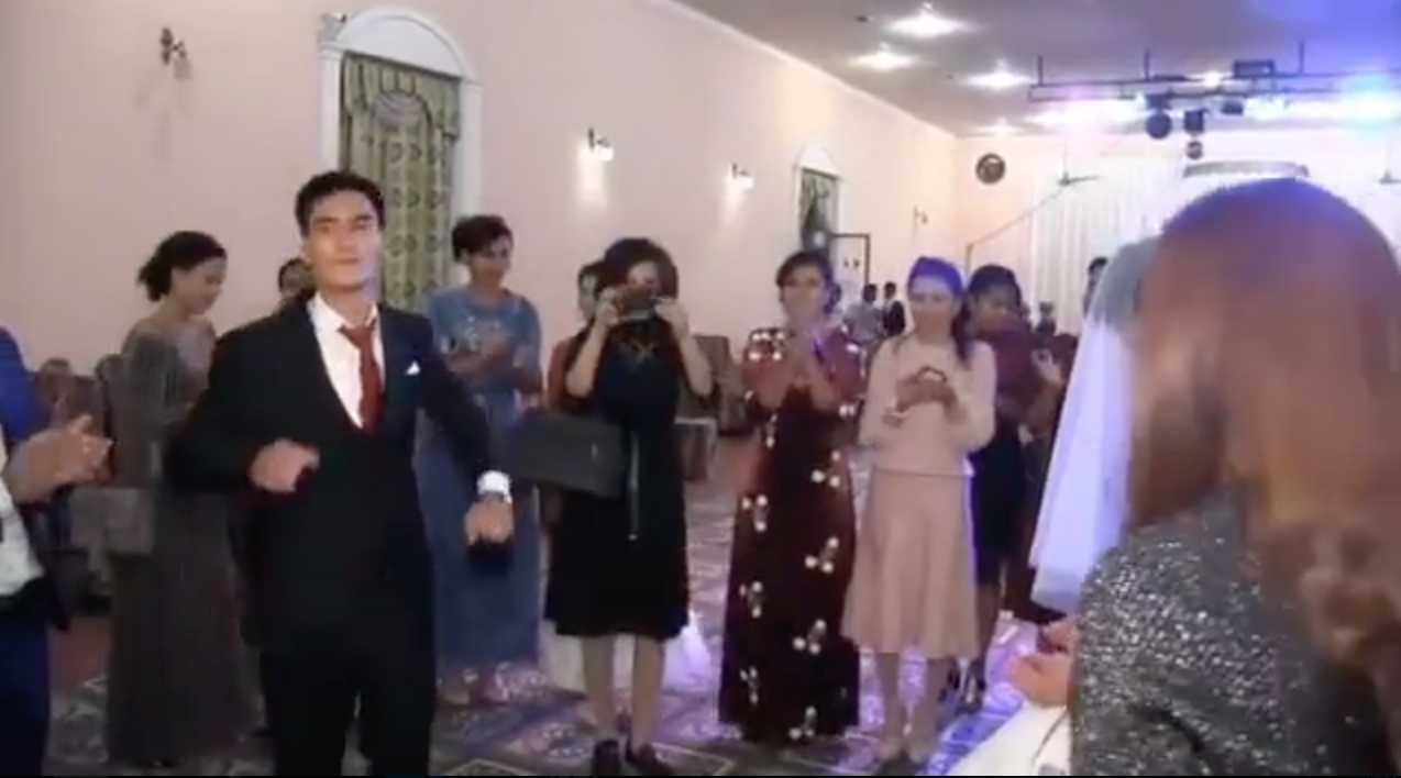 В Узбекистане жених неожиданно решил подраться во время танца с невестой 