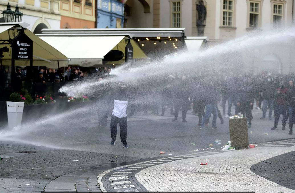 В Праге устроили митинг против повторного карантина